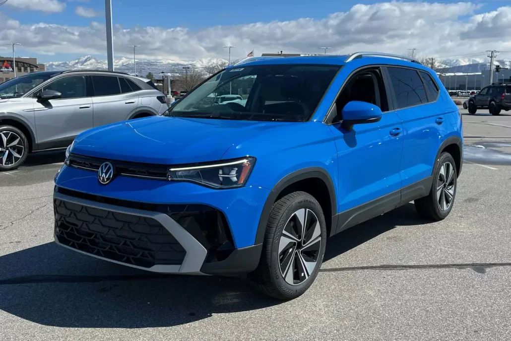 2025 Volkswagen Taos SE photo 1