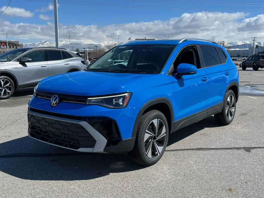 2025 Volkswagen Taos SE photo 1