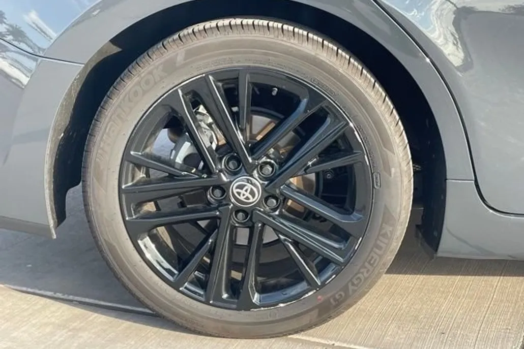 2025 Toyota Camry SE photo 1