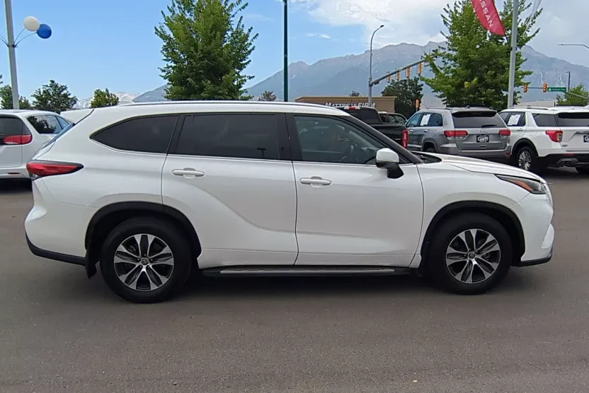 2021 Toyota Highlander XLE photo 1