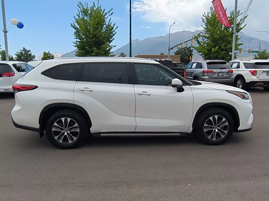 2021 Toyota Highlander XLE photo 1