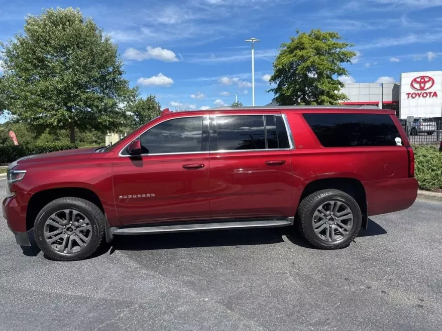 2016 Chevrolet Suburban LT photo 1