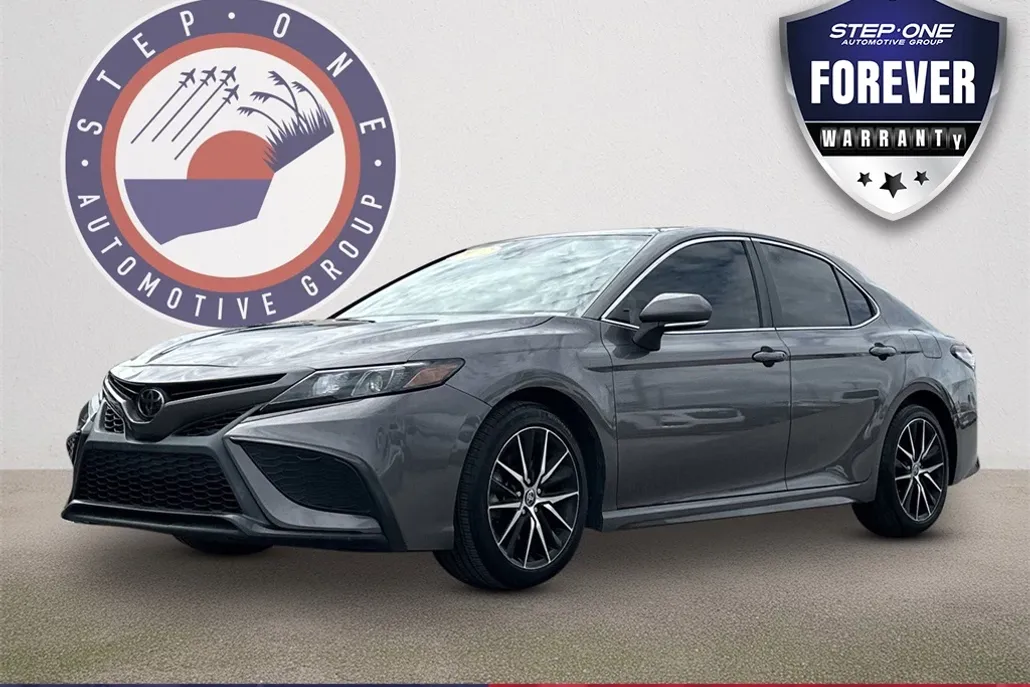 2022 Toyota Camry SE photo 1