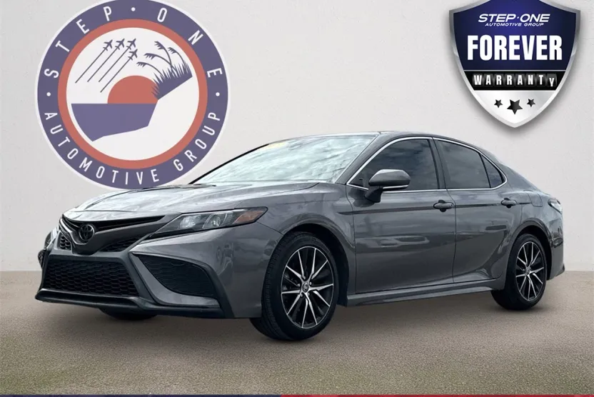2022 Toyota Camry SE photo 1