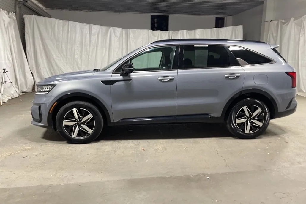 2023 Kia Sorento S photo 1