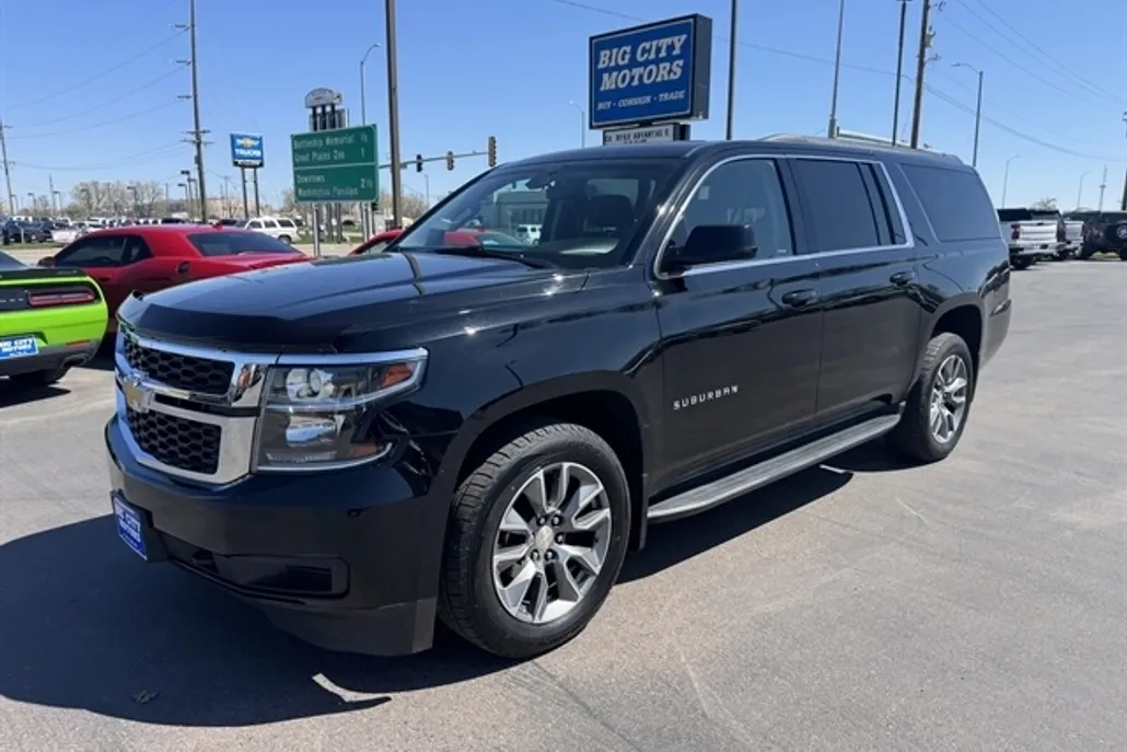 2017 Chevrolet Suburban photo 1