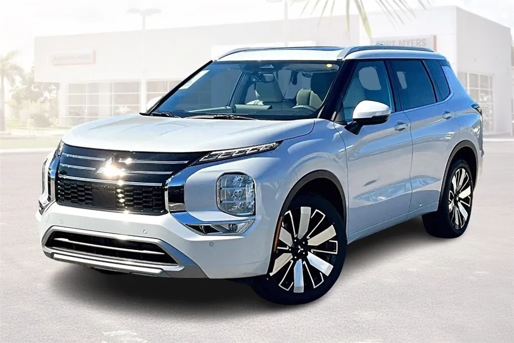 2025 Mitsubishi Outlander SEL photo 1
