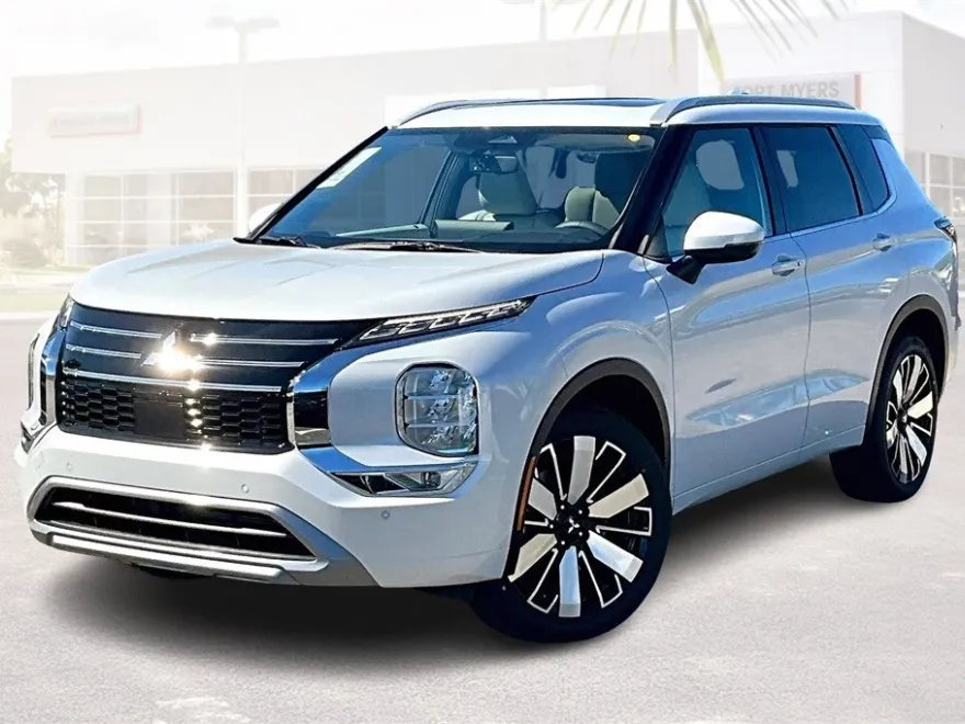 2025 Mitsubishi Outlander SEL photo 1