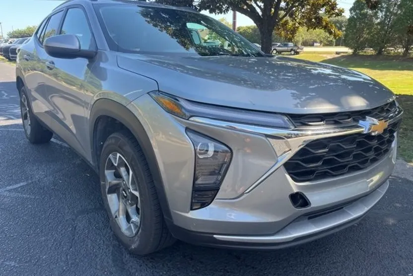 2024 Chevrolet Trax LT photo 1