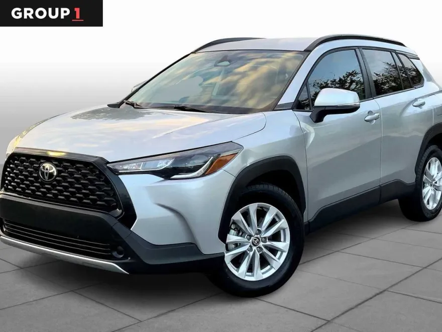 2023 Toyota Corolla Cross LE photo 1