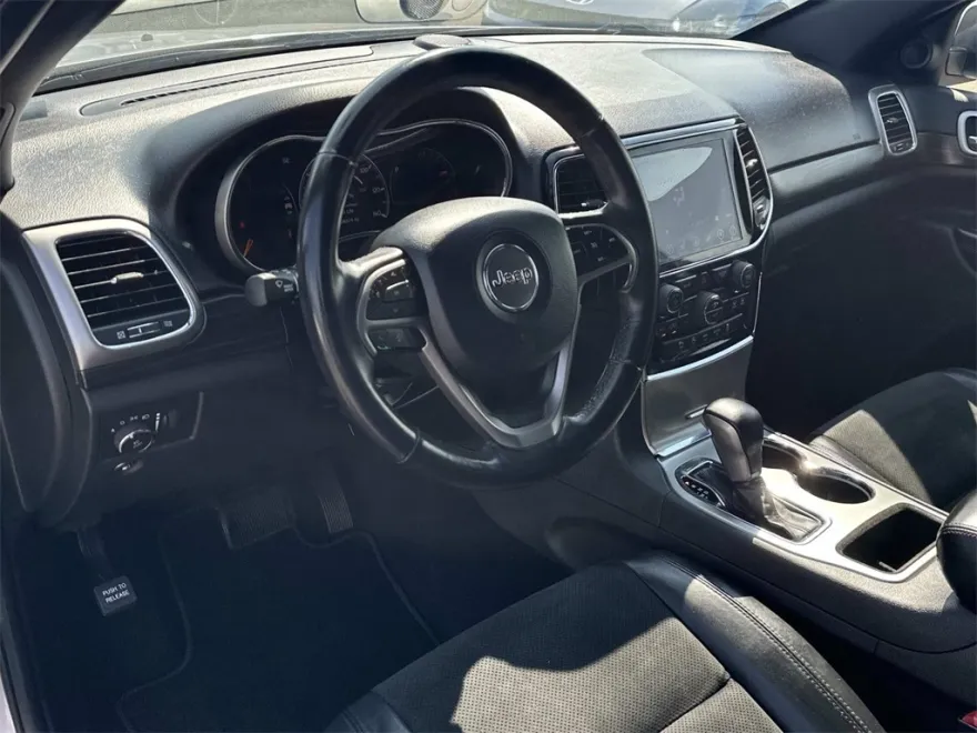 2019 Jeep Grand Cherokee Laredo E photo 1