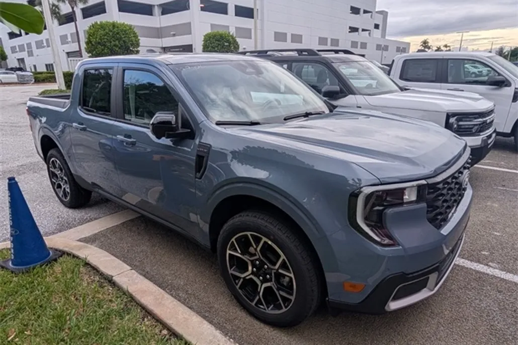 2025 Ford Maverick Lariat photo 1
