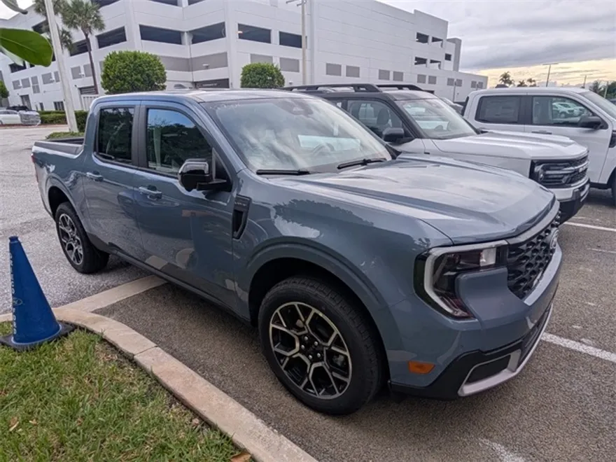 2025 Ford Maverick Lariat photo 1
