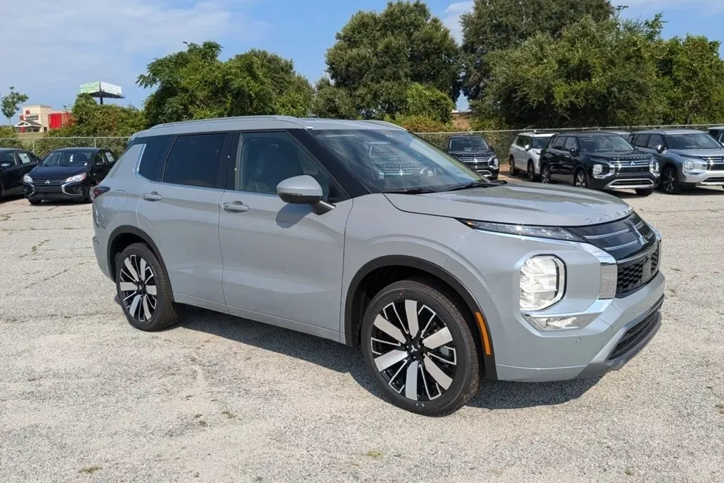 2025 Mitsubishi Outlander SEL photo 1
