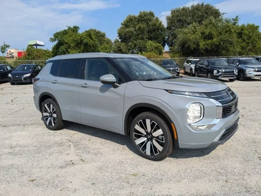 2025 Mitsubishi Outlander SEL photo 1