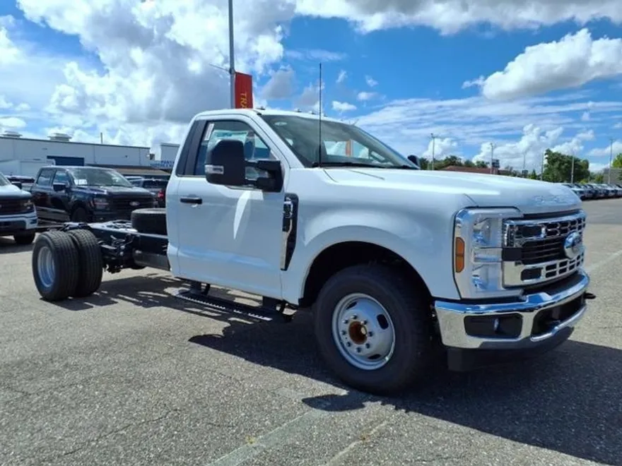 2025 Ford F-350 XL photo 1