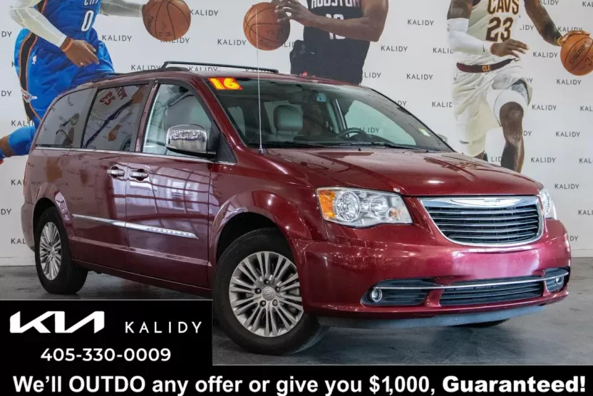 2016 Chrysler Town & Country photo 1