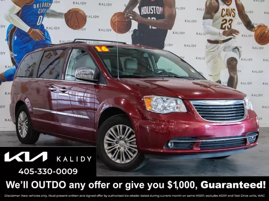 2016 Chrysler Town & Country photo 1