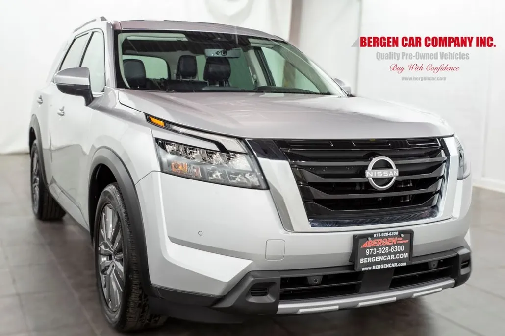 2025 Nissan Pathfinder SL photo 1