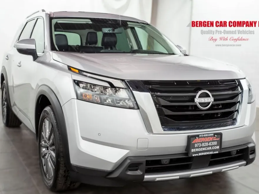 2025 Nissan Pathfinder SL photo 1