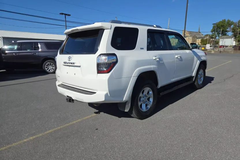2017 Toyota 4Runner SR5 photo 1