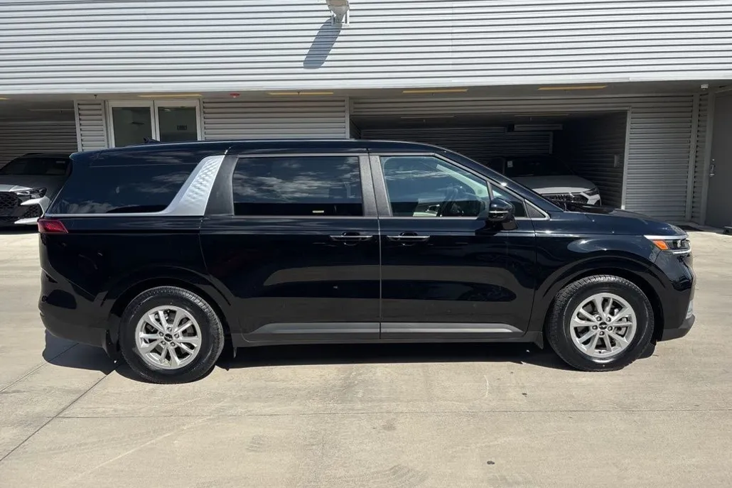 2024 Kia Carnival LX photo 1