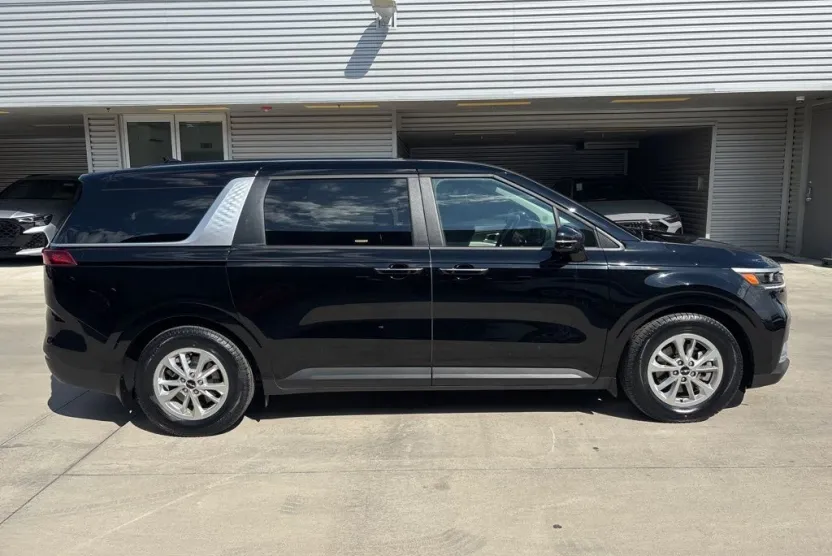 2024 Kia Carnival LX photo 1