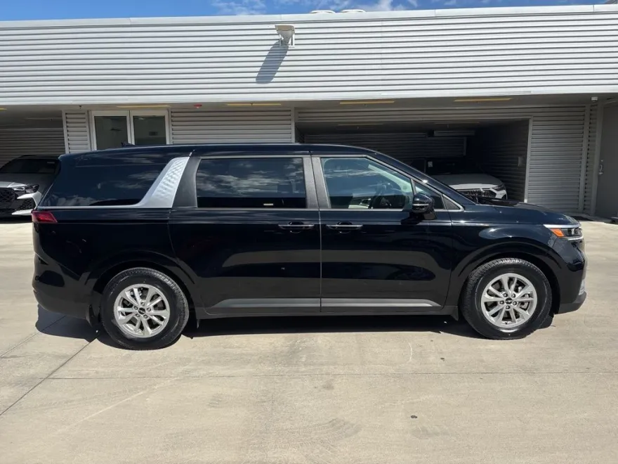 2024 Kia Carnival LX photo 1