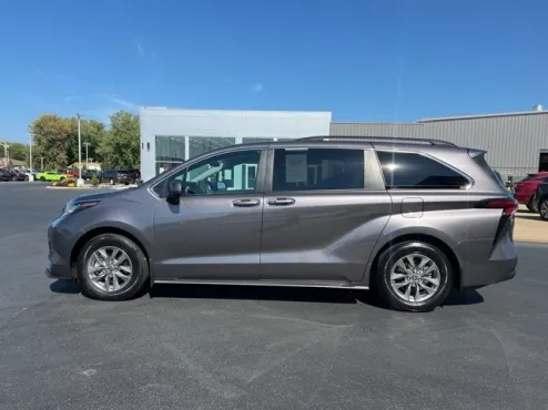 2022 Toyota Sienna LE photo 4