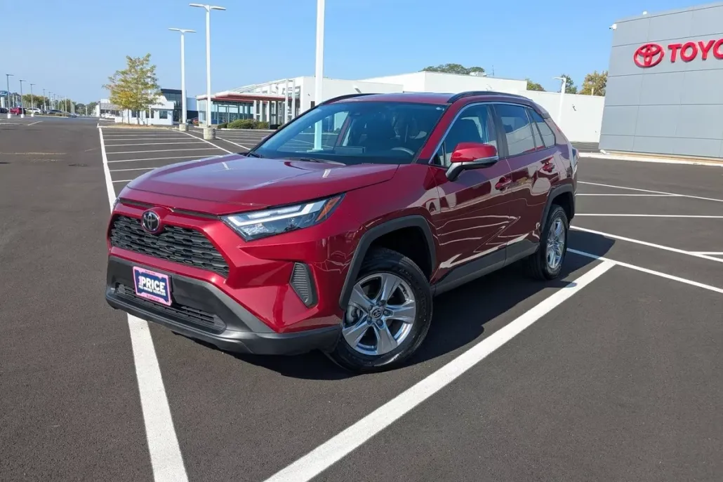 2025 Toyota RAV4 XLE photo 1