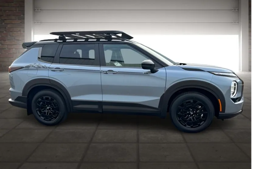 2025 Mitsubishi Outlander SE photo 1