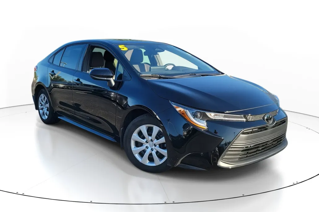2025 Toyota Corolla LE photo 1