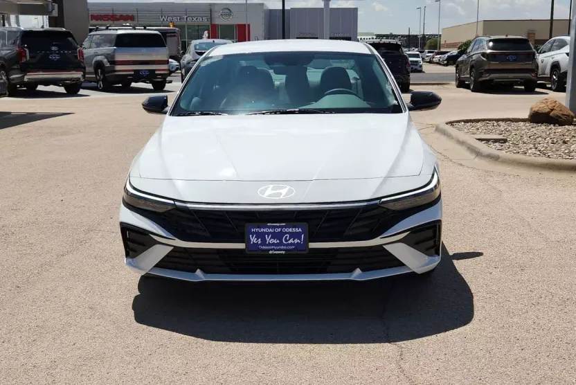 2025 Hyundai Elantra SEL Sport photo 1
