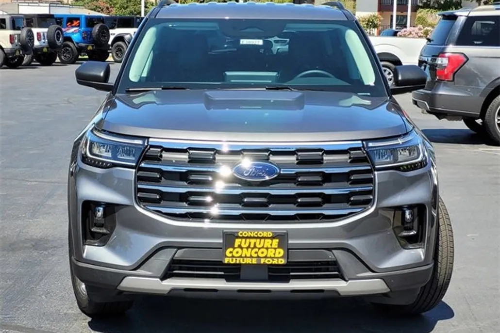 2025 Ford Explorer photo 1