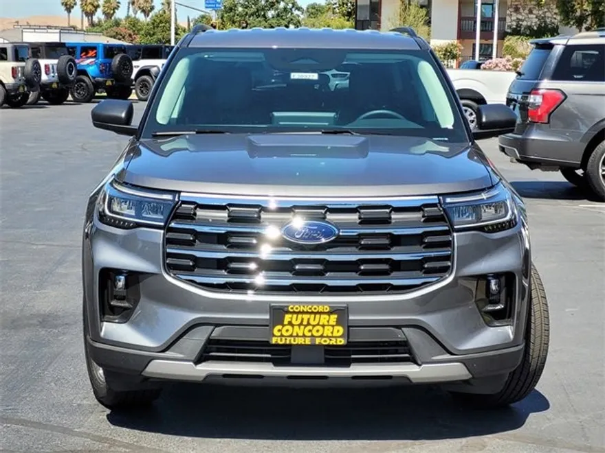 2025 Ford Explorer photo 1