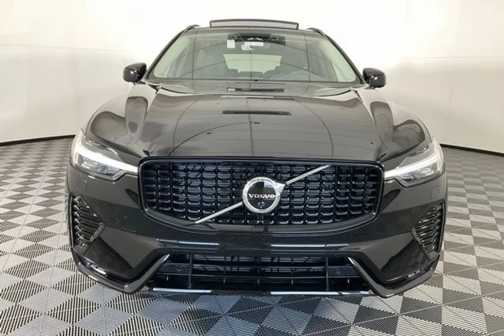 2025 Volvo XC60 B5 Plus photo 1