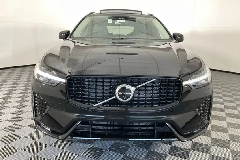 2025 Volvo XC60 B5 Plus photo 1