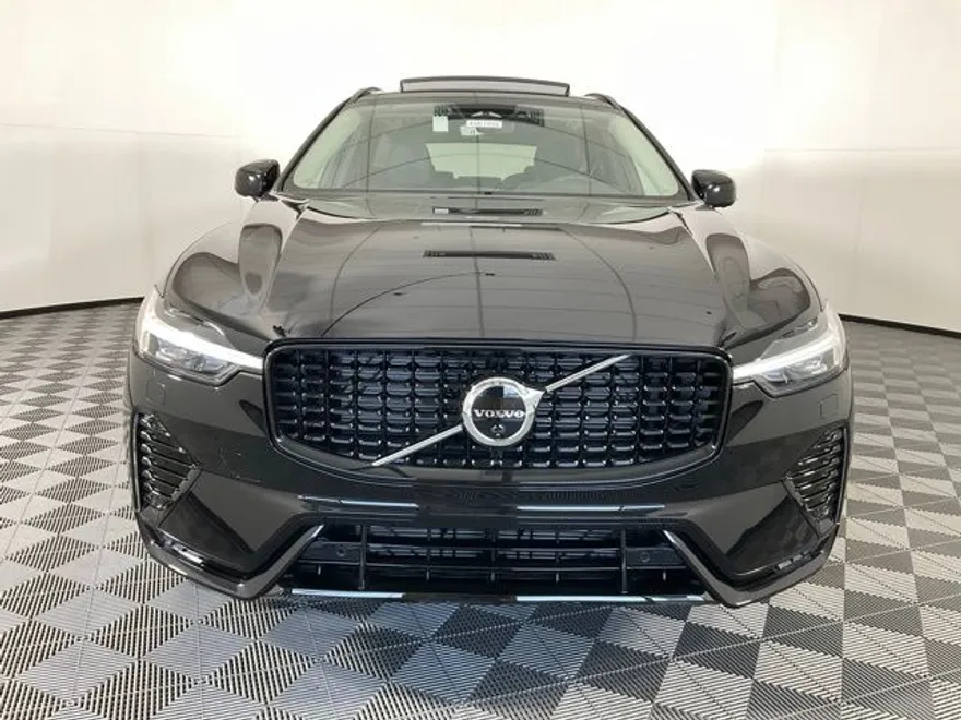 2025 Volvo XC60 B5 Plus photo 1