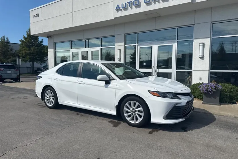 2022 Toyota Camry LE photo 1