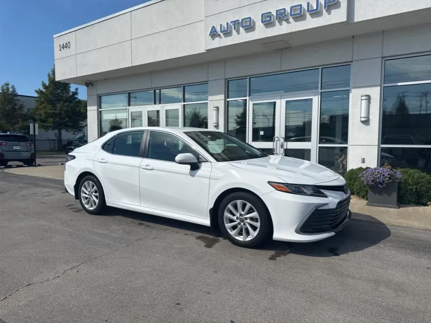 2022 Toyota Camry LE photo 1