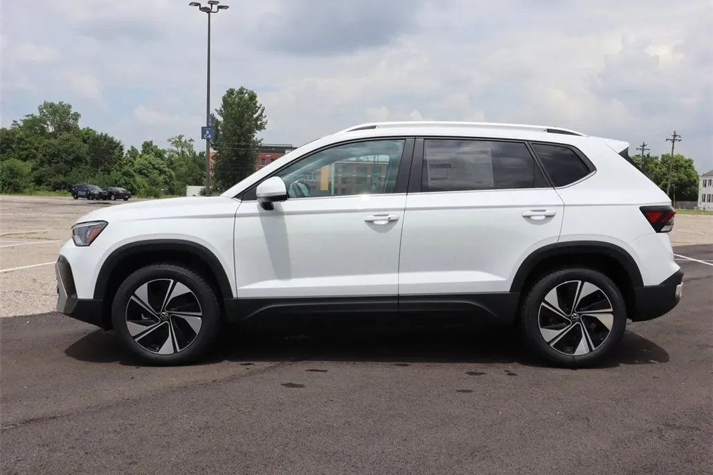 2025 Volkswagen Taos SE photo 1