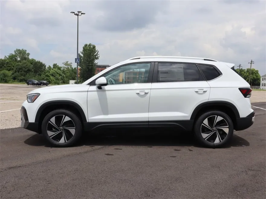 2025 Volkswagen Taos SE photo 1