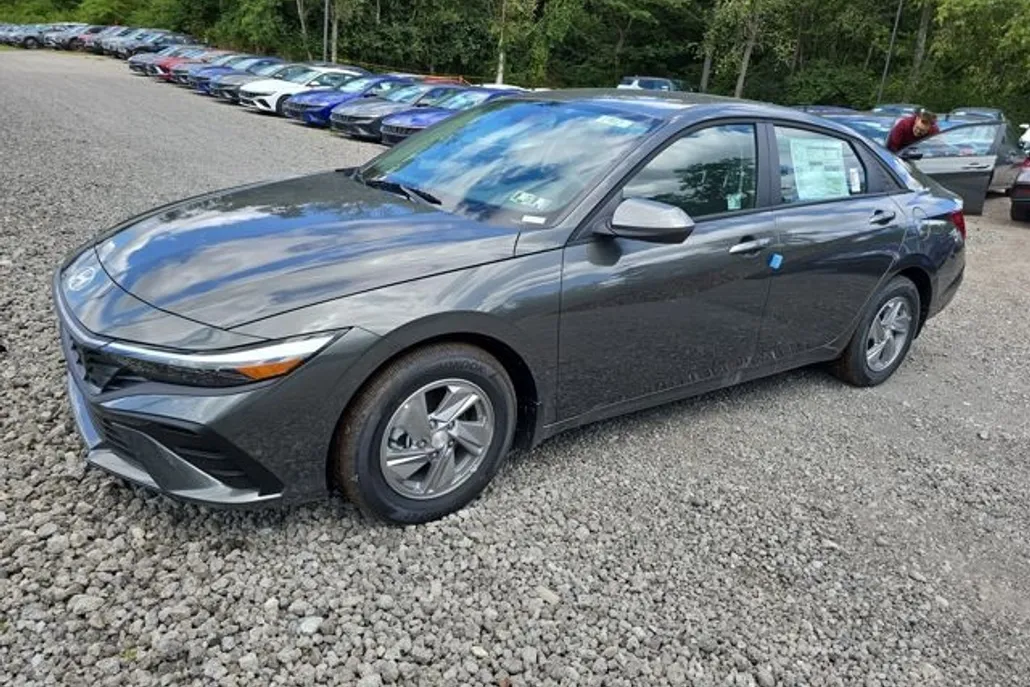 2025 Hyundai Elantra SE photo 1