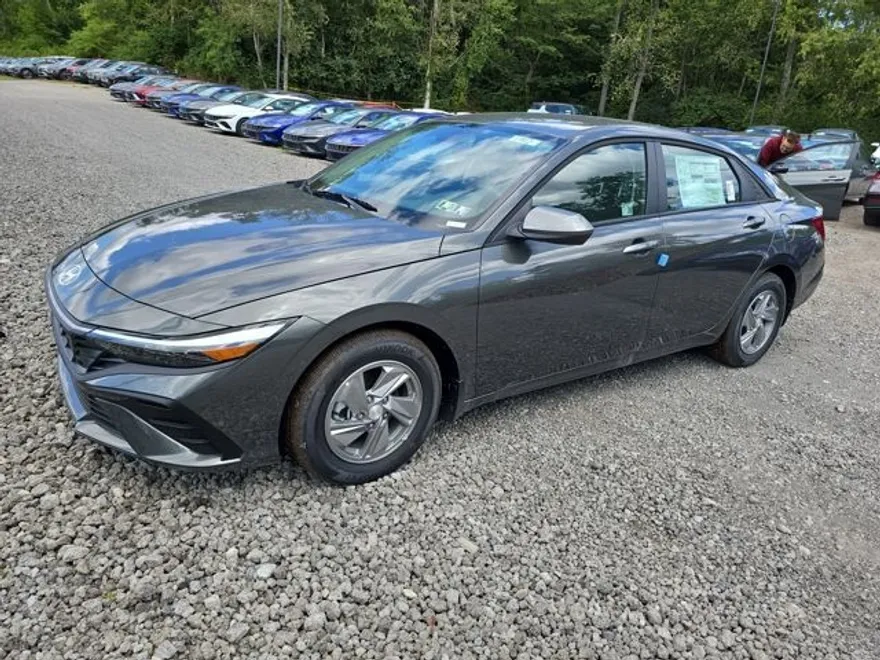 2025 Hyundai Elantra SE photo 1