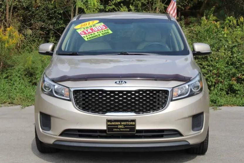 2017 Kia Sedona LX photo 1