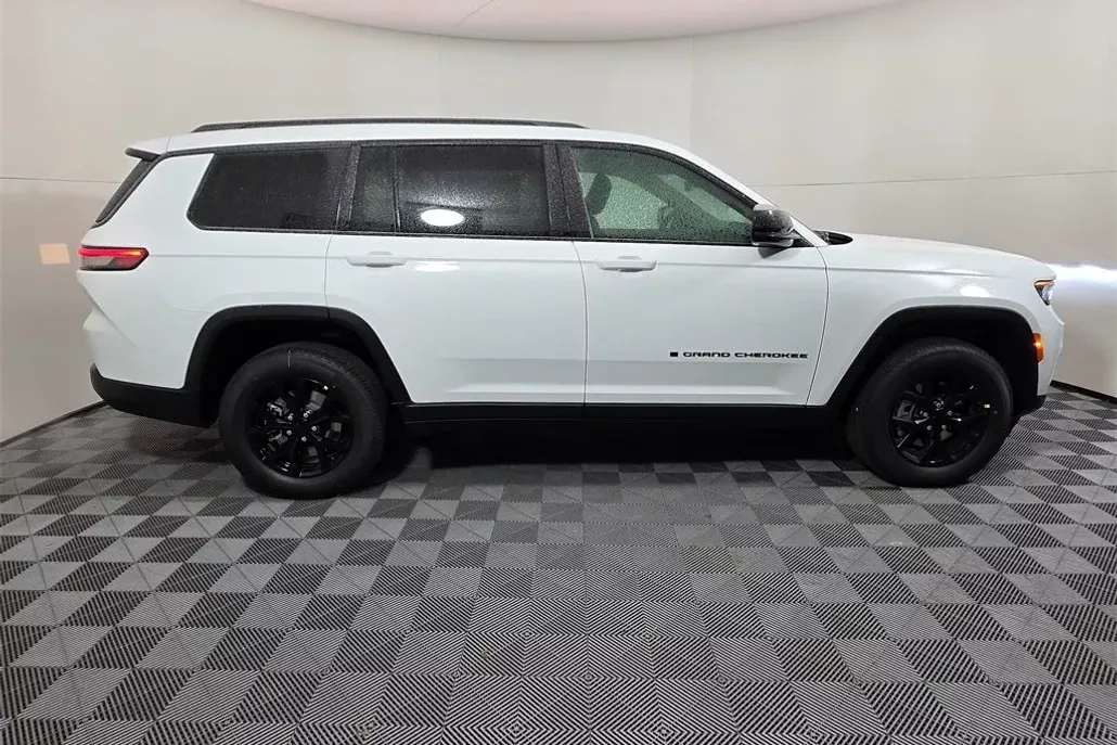 2025 Jeep Grand Cherokee Altitude photo 1
