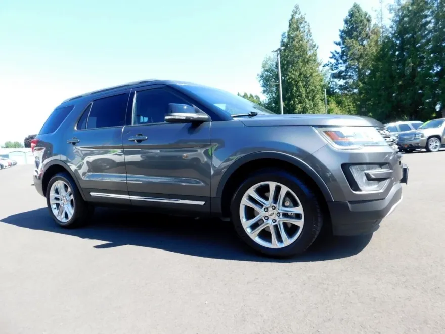 2017 Ford Explorer XLT Sport photo 1