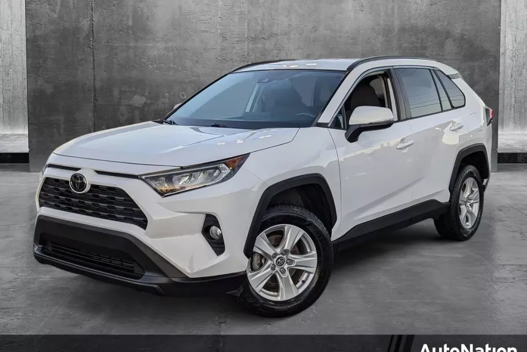 2020 Toyota RAV4 XLE photo 1