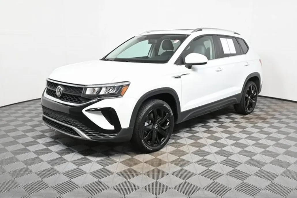 2022 Volkswagen Taos SE photo 1