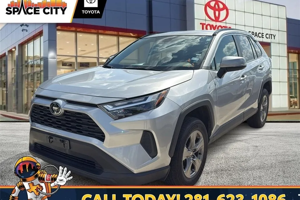 2024 Toyota RAV4 XLE photo 1
